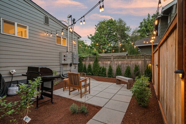 Building Photo - 6404 47th Ave SW