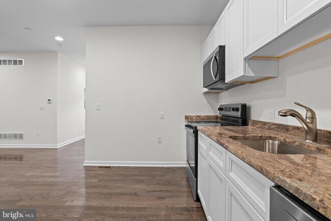 Building Photo - 819 11th Ave