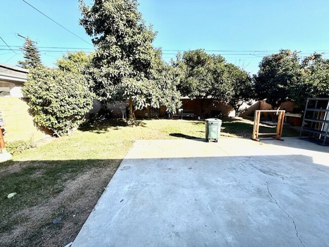 Building Photo - ***NEW ON MARKET*** QUAINT 2BR LAKEWOOD HO...