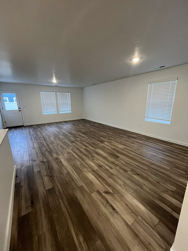 Building Photo - 307 Avalena Ave