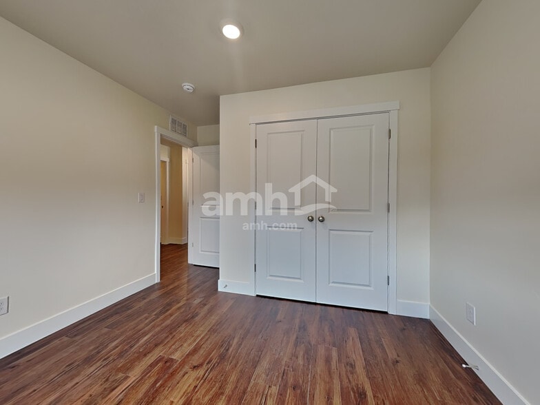 Building Photo - 1067 S Jillian Ave