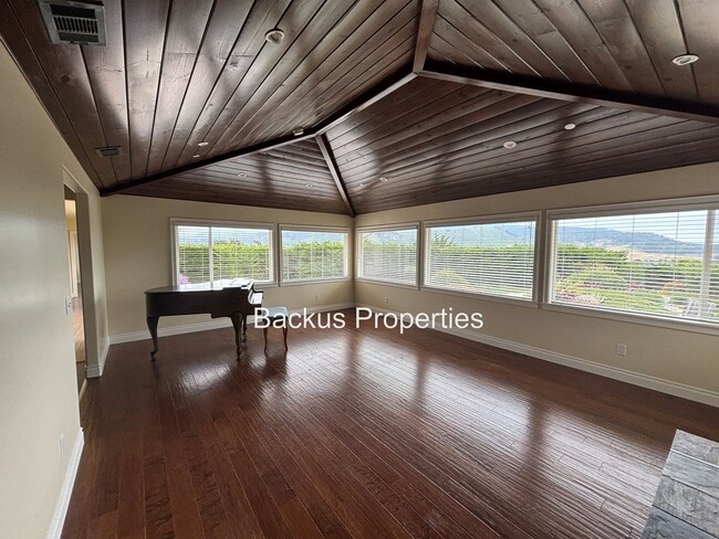 Building Photo - Stunning three bedroom home in picturesque...