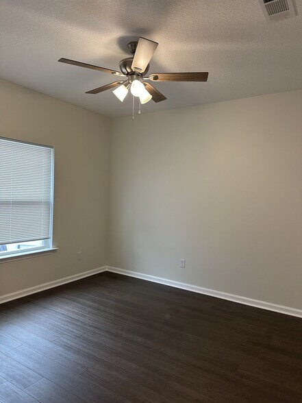 Building Photo - 1205 Winona Ave
