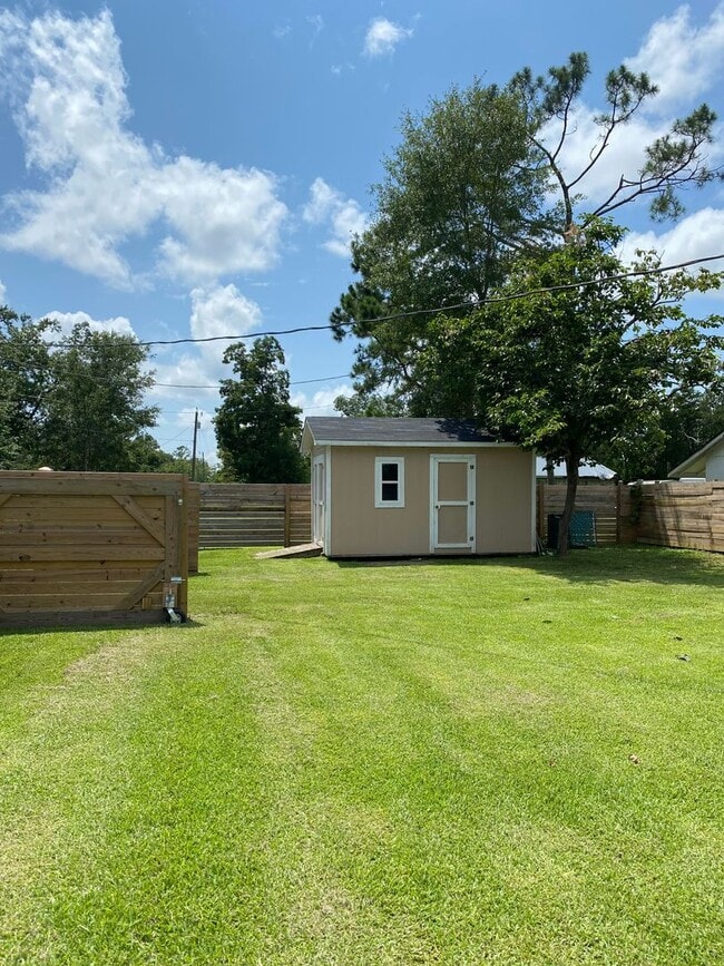 Building Photo - Charming updated 2 Bedroom, 2 full bath ho...