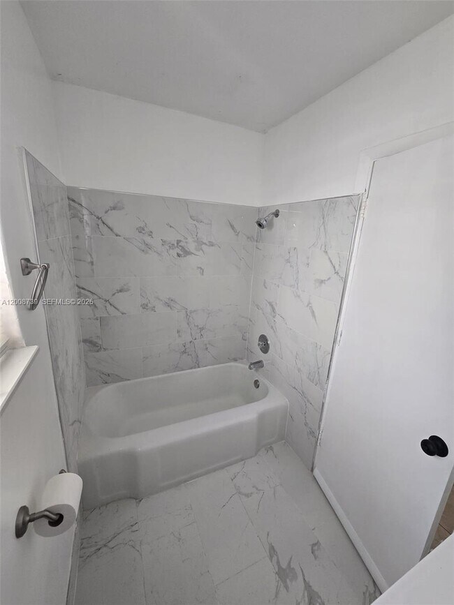 Building Photo - 2511 Plunkett St