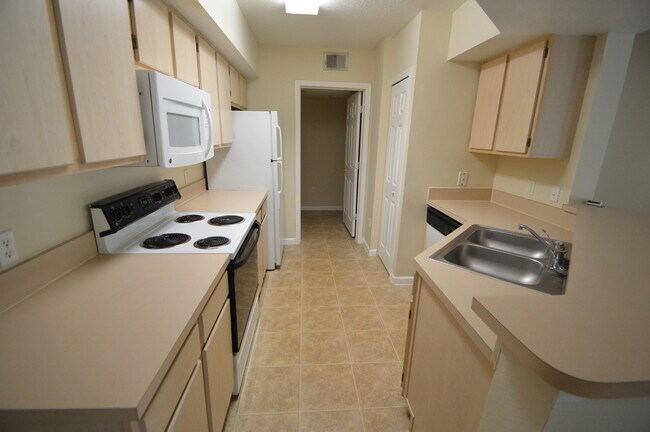 Building Photo - WATERFORD LAKES: 2bed/2bath on the 3rd flo...