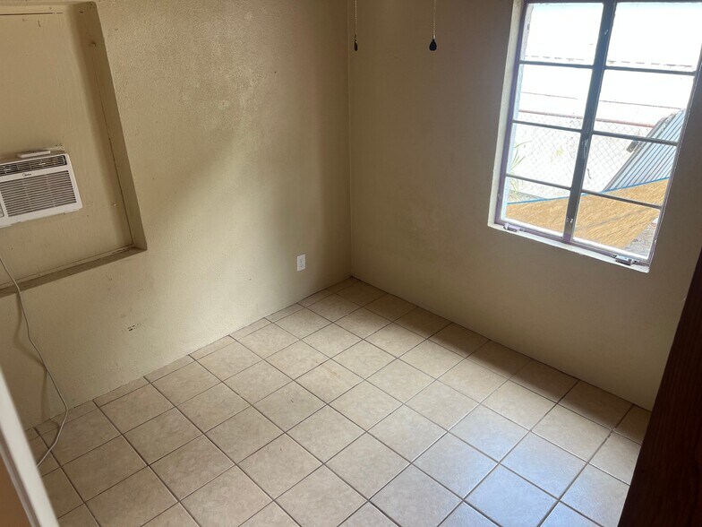 Building Photo - 1806 36th Ave W