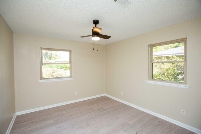 Building Photo - 29 Meadowbrook Dr