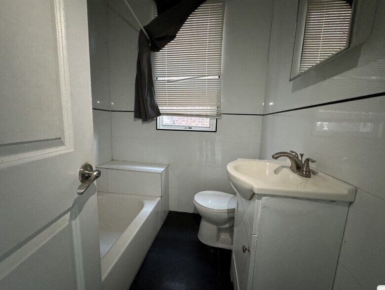 Building Photo - 211 Grant Ave