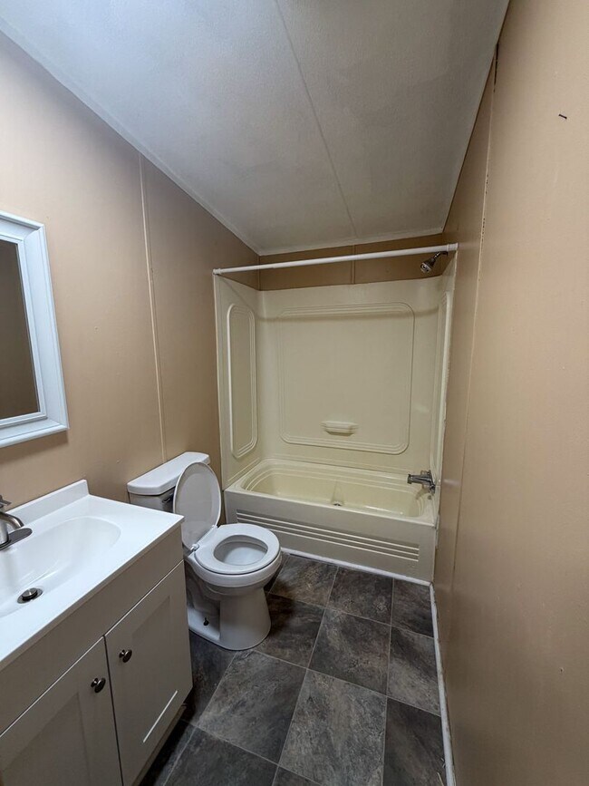 Building Photo - 624 Lance Ln