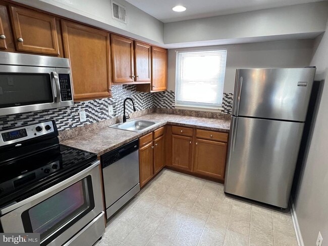 Building Photo - 8 Coventry Ct