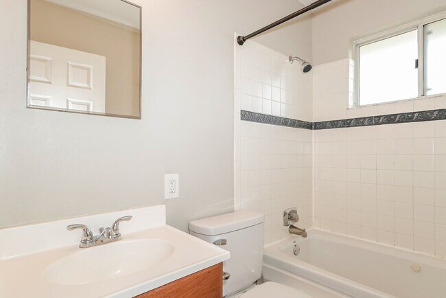 Building Photo - 2513 Weymouth Dr