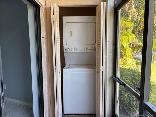 Building Photo - 2041 NE Collins Cir