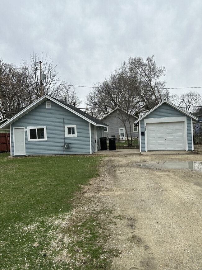 Building Photo - 1824 Royce Ave