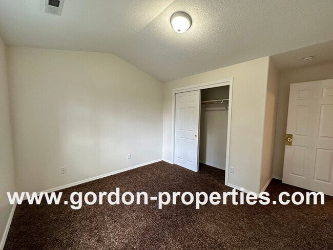 Building Photo - SE 73rd Ave - 3 bedroom townhouse in Mt Sc...