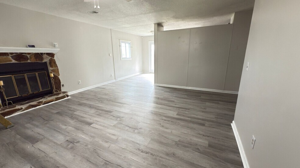 Building Photo - 210 Cuddles Ct