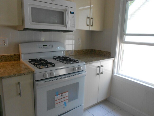 Building Photo - Charming 4 Bedroom-No Broker  Fee