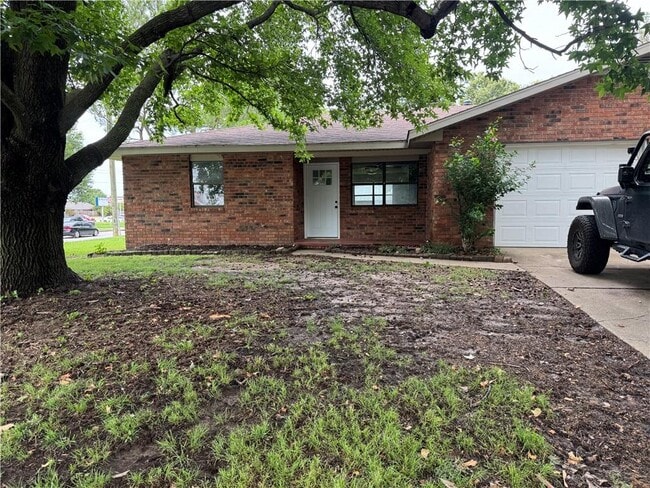 Primary Photo - 2700 McMillan Dr