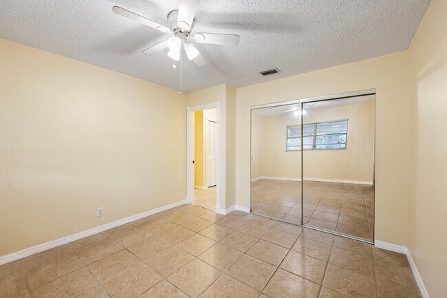 Building Photo - 9423 SW 52nd Ct