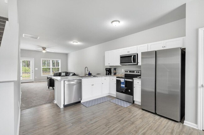 Building Photo - Buckhorn Townhome Available in February!