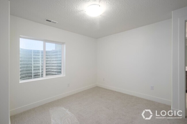 Building Photo - 1452 W Cook Ln