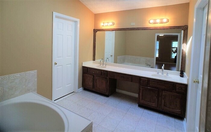 Building Photo - 2213 McQuiston Dr