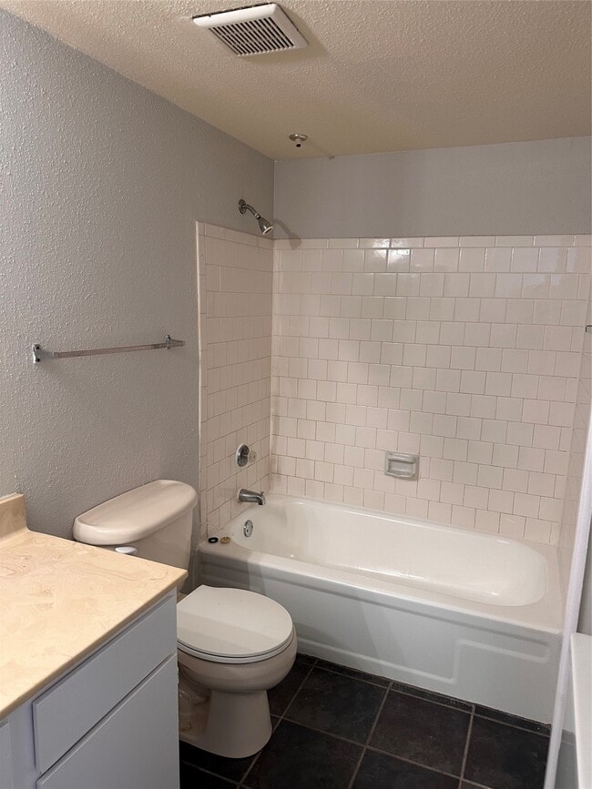 Building Photo - 3900 Woodchase Dr