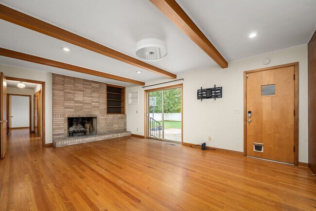 Building Photo - 902 Whitehall Rd