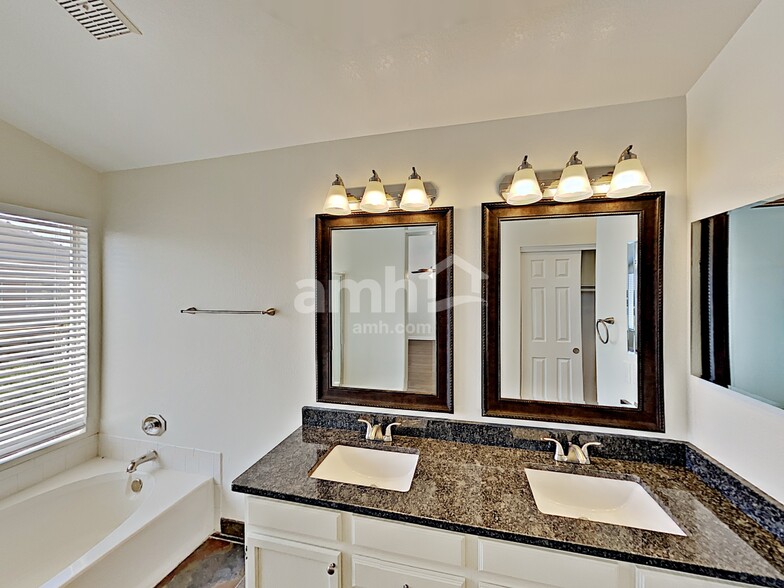 Building Photo - 4731 E White Aster St