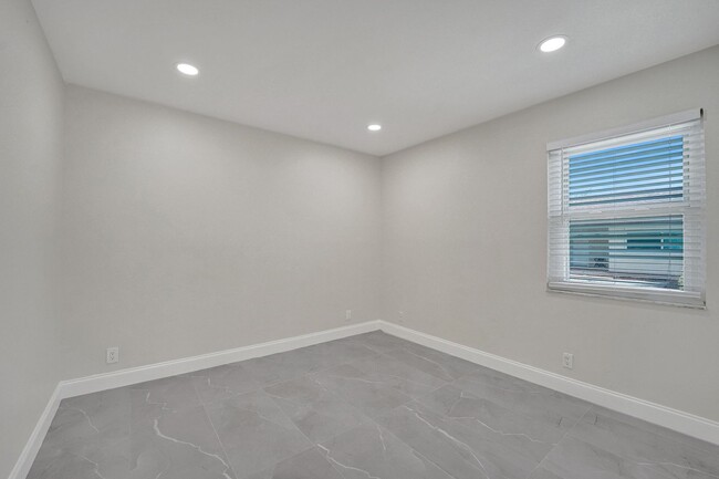 Building Photo - Beautifully Renovated 3BR/2BA Townhome in ...