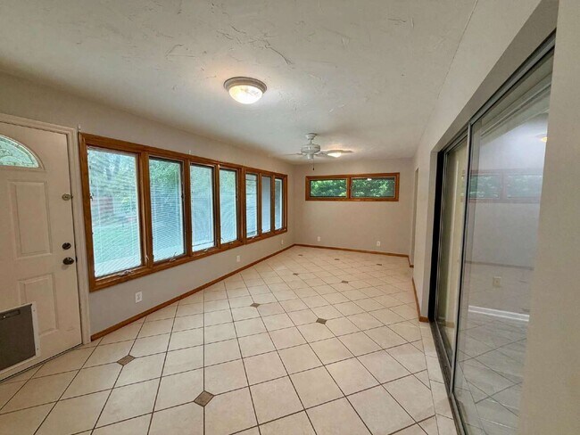 Building Photo - 423 Whispering Oaks Ct