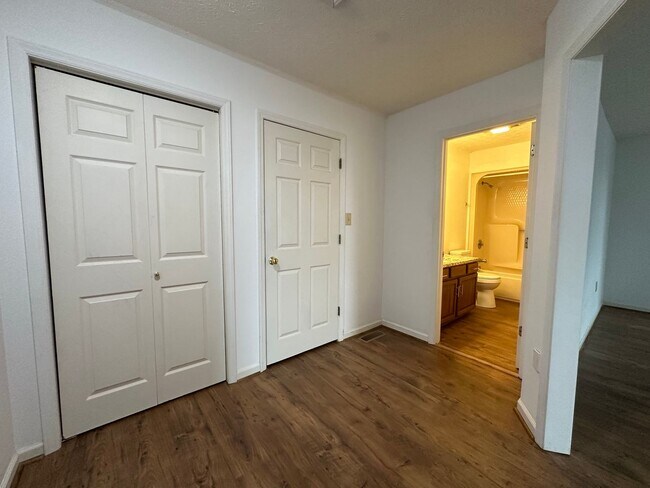 Building Photo - 2 Bedroom / 2 Bath Brick Condo - Bristol, TN