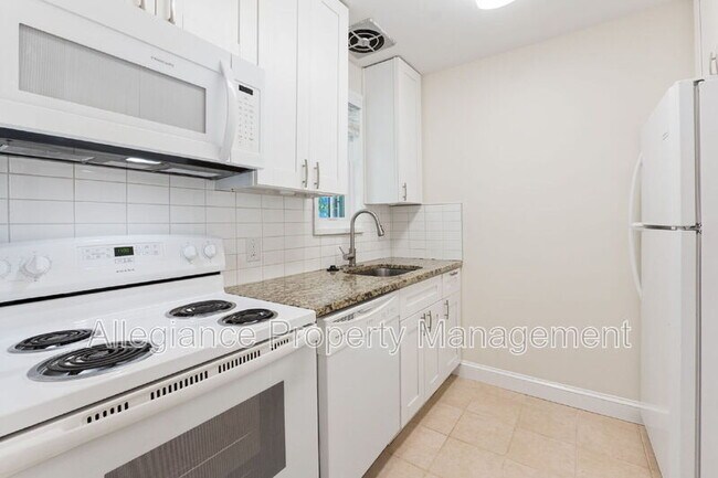 Building Photo - 1732 W Abingdon Dr