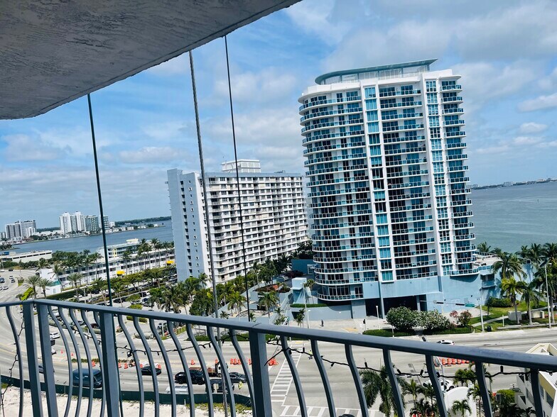 Building Photo - 7601 E Treasure Dr