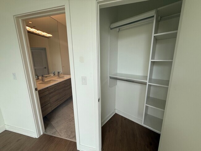 Building Photo - 3462 N Lincoln Ave