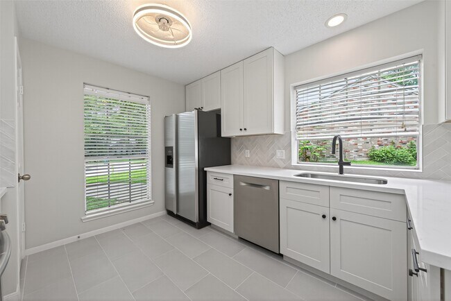Building Photo - 106 Breezy Point Pl