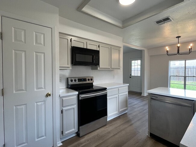 Building Photo - Recently Updated South Side Home!