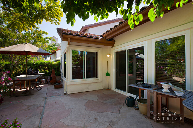 Building Photo - Beautiful twinhome in Village Park Encinitas.