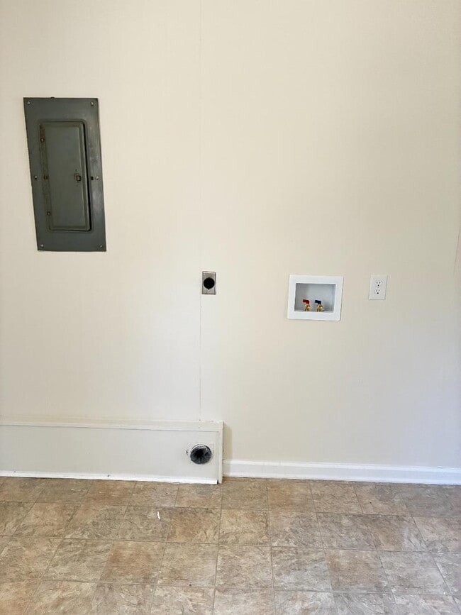 Building Photo - 413 Garner St W