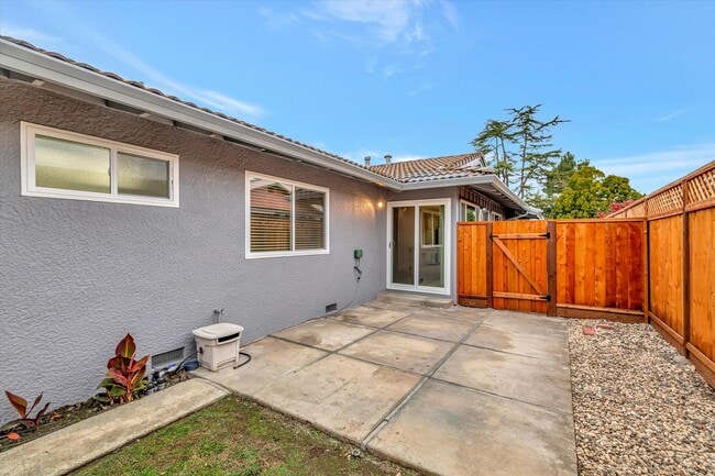 Building Photo - Duplex with 1.5 Bath and One Car Garage