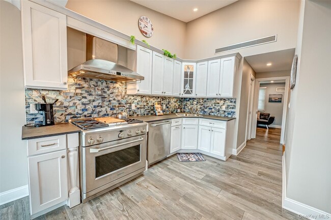 Building Photo - 71 S Bay Dr