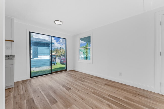 Building Photo - 702 E Park Ave