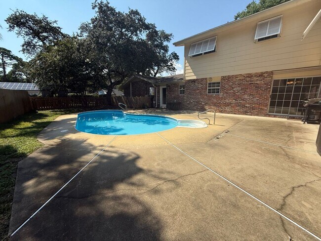 Building Photo - 905 Poinciana Dr