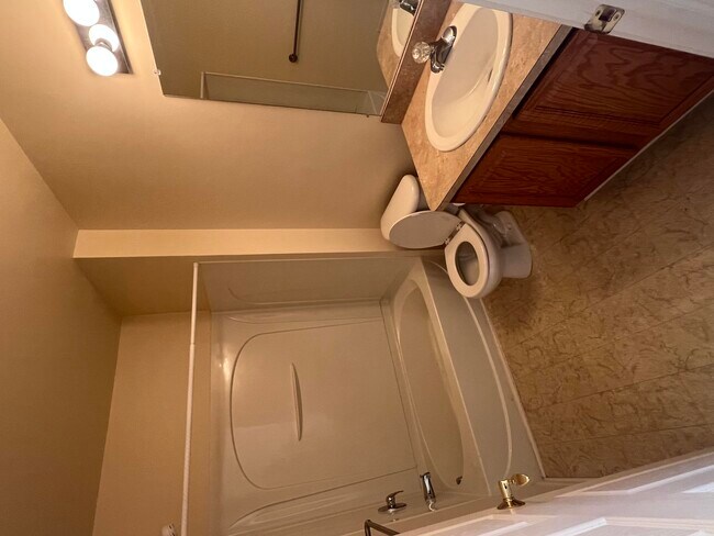 Building Photo - 9589 Lakeside Dr