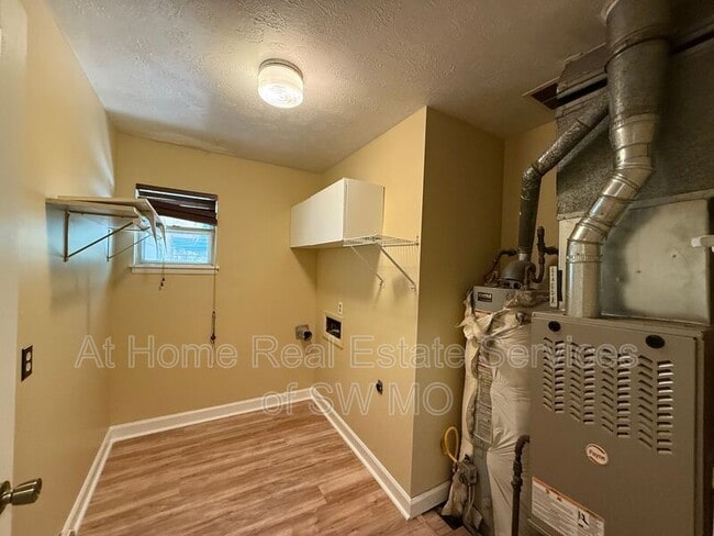 Building Photo - 516 E Stanford St