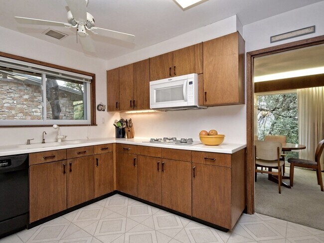 Building Photo - 6001 Highland Hills Dr