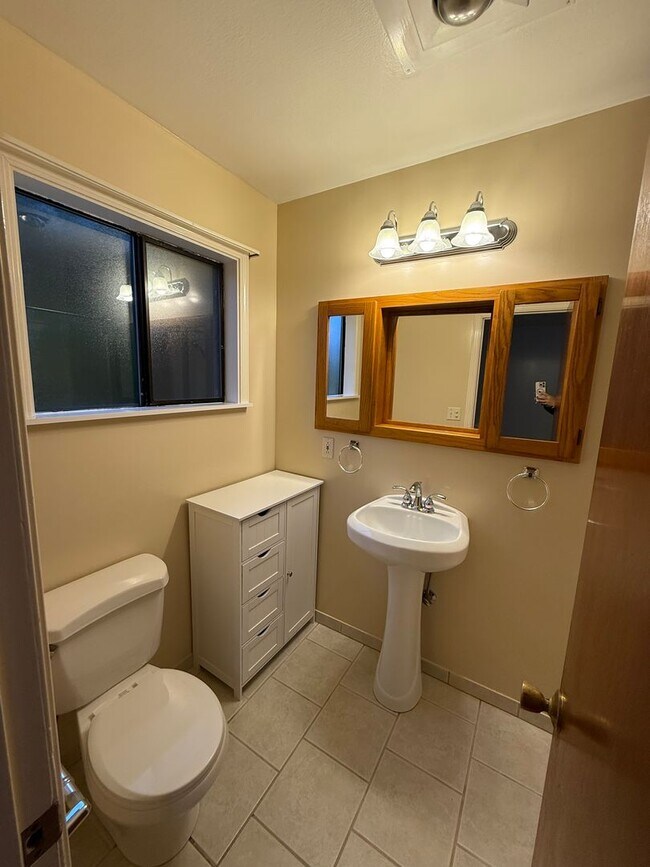 Building Photo - Newly Updated! 3 Bed/2 Bath House on a Large Lot!