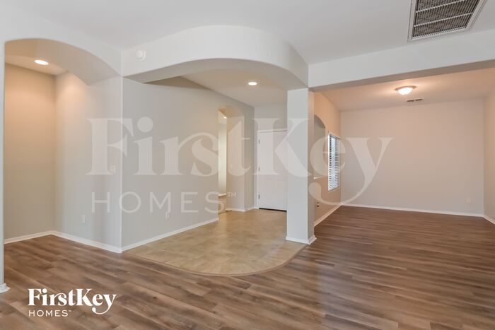 Building Photo - 10588 E Oakbrook St