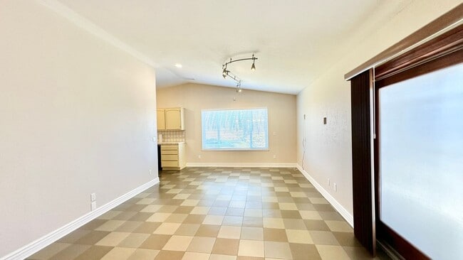 Building Photo - Lovely semi-attached, Single-Story Guest H...