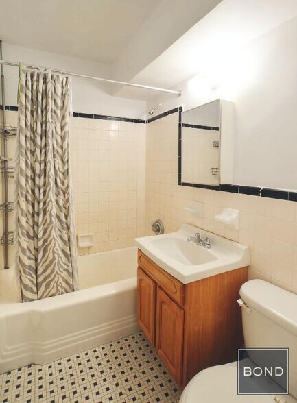 Building Photo - 340 E 74th St